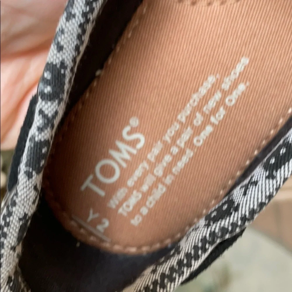 TOMS Black Denim Shoes Skull & Cross Bones Youth Unisex Slip-Ons Sz 2
